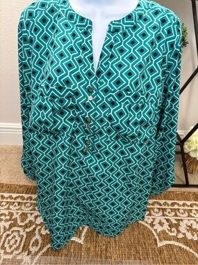 Notations Woman plus blouse 1X green white geometric print  roll tab sleeve READ